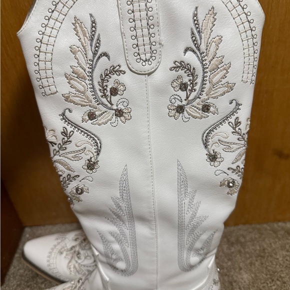 White Embroidered Cowboy / Cowgirl Boots - Picture 4 of 7